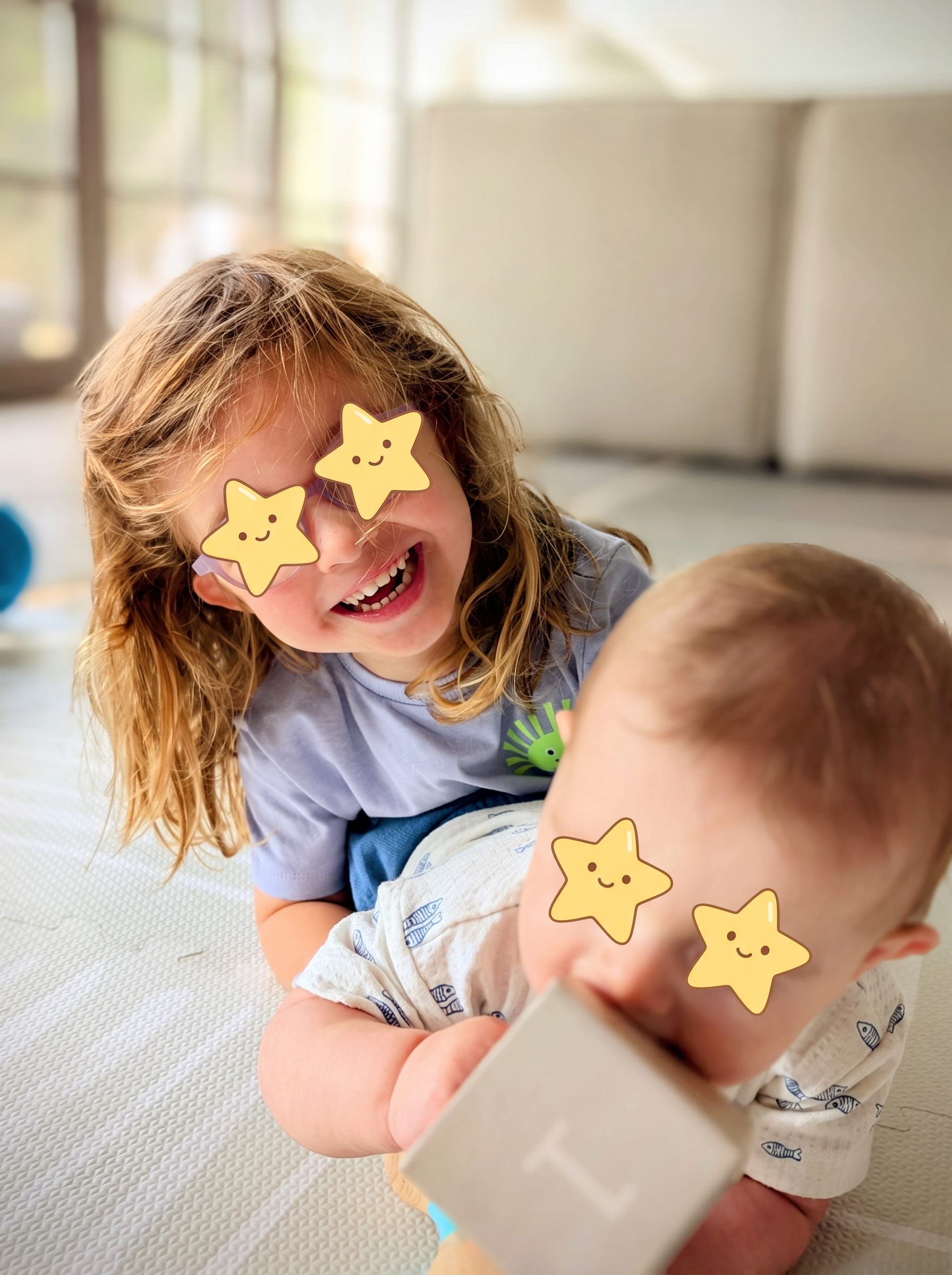 Amélie en Luca spelen samen op de vloer — het gezicht achter daylumi